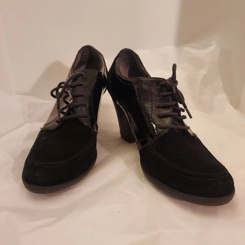 Kenneth Cole Reaction "Full of Life" Black Lace Up Ankle Bootie Heels in Size 8M